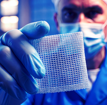 Chirurgien tenant un implant textile